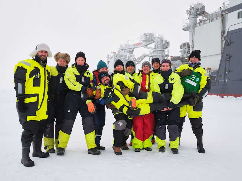 Coring Curating and Sampling, Deck Scientific Crew Shift B (Foto: Tim Kevelage)